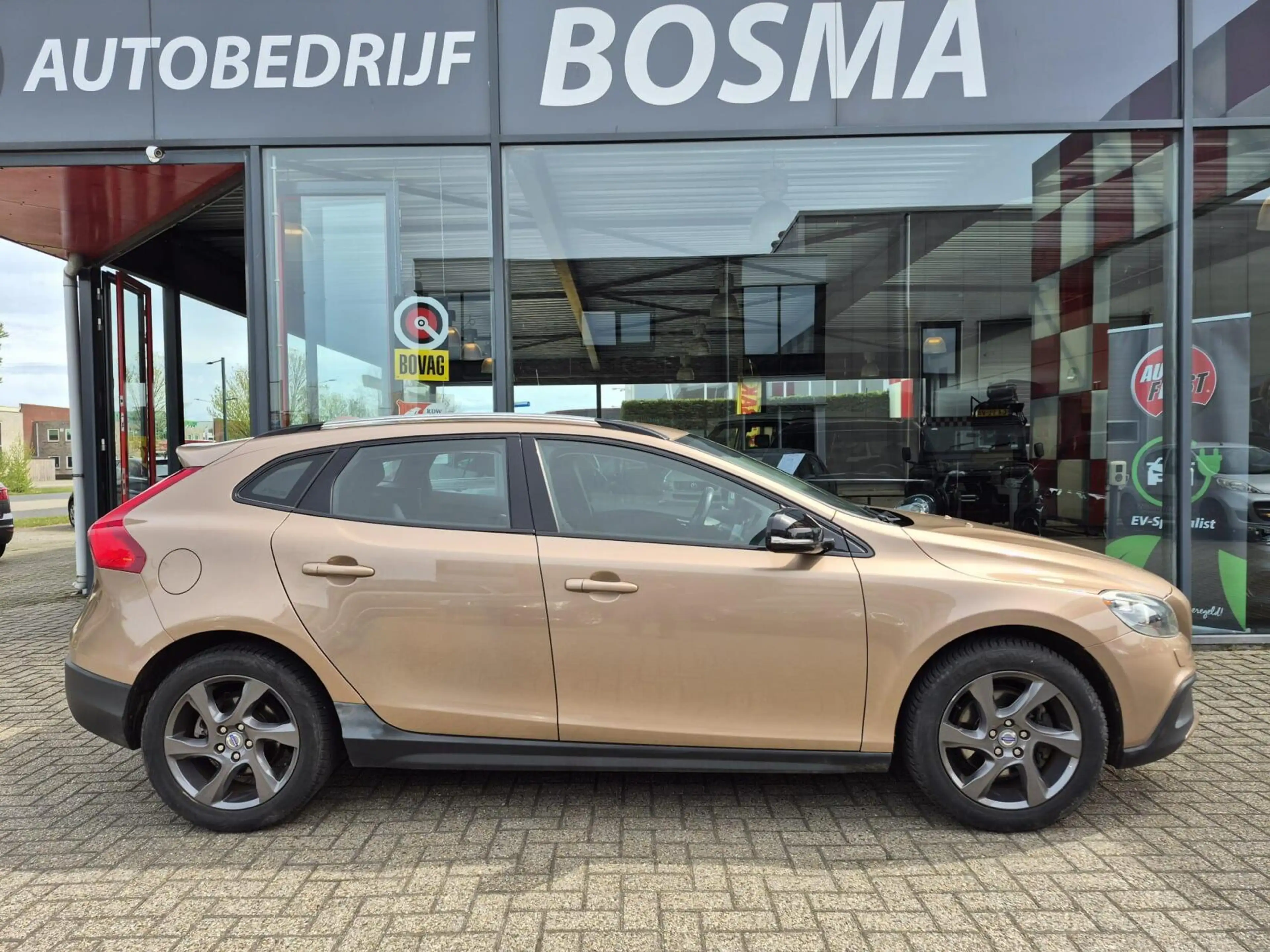 Volvo V40 Cross Country 1.6 T4 Momentum — photo 9