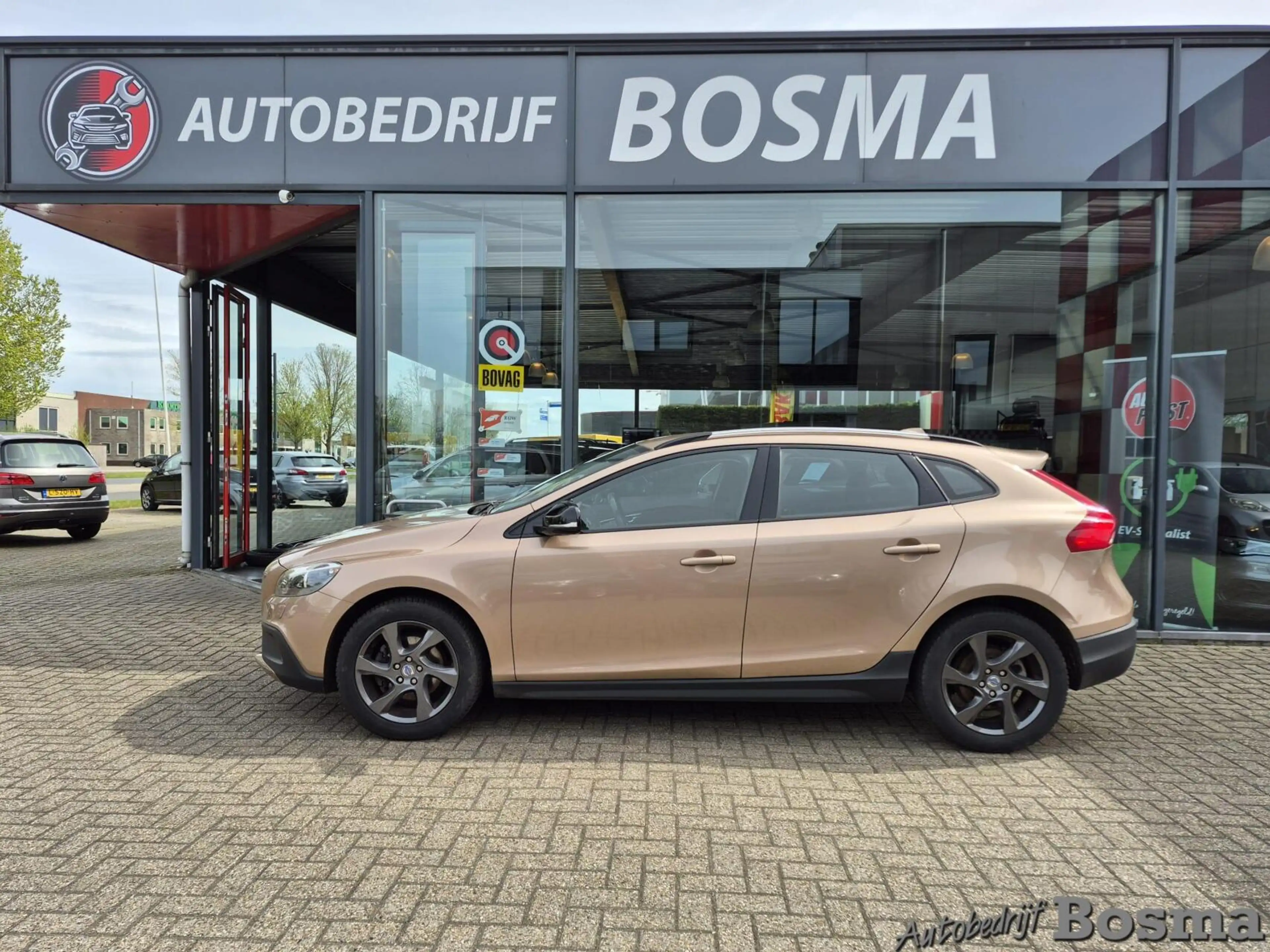 Volvo V40 Cross Country 1.6 T4 Momentum — photo 2