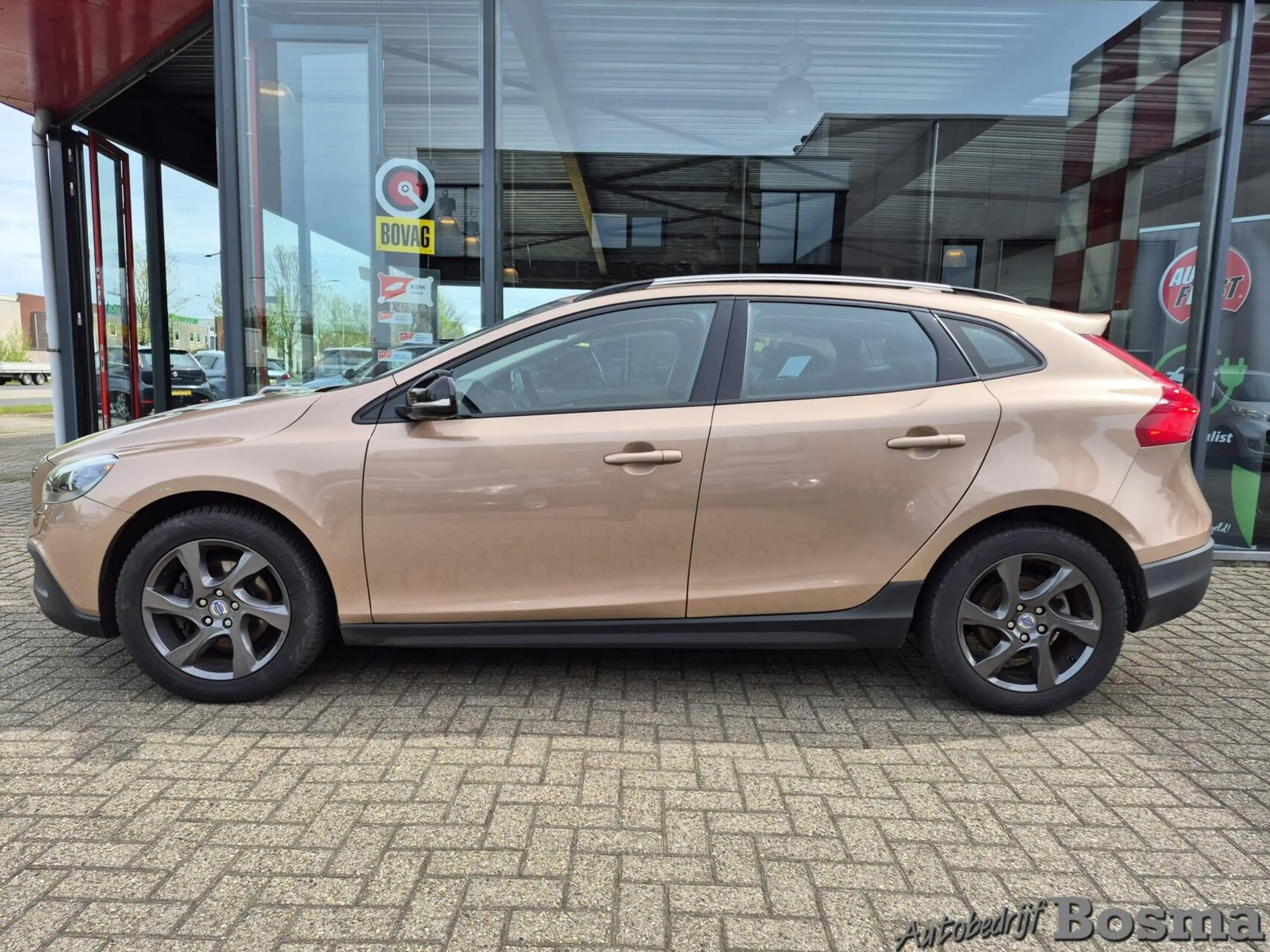 Volvo V40 Cross Country 1.6 T4 Momentum — photo 3