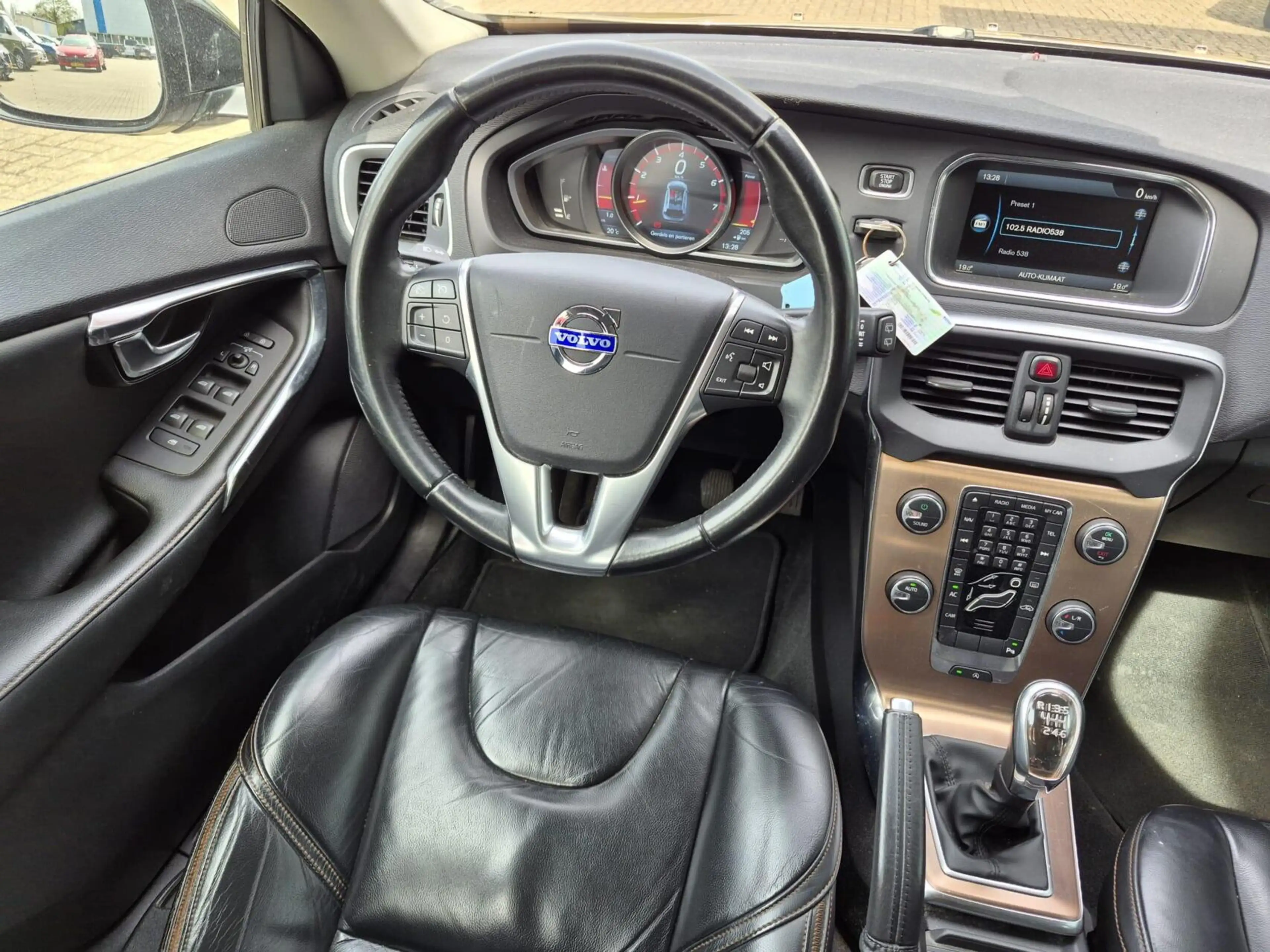 Volvo V40 Cross Country 1.6 T4 Momentum — photo 17
