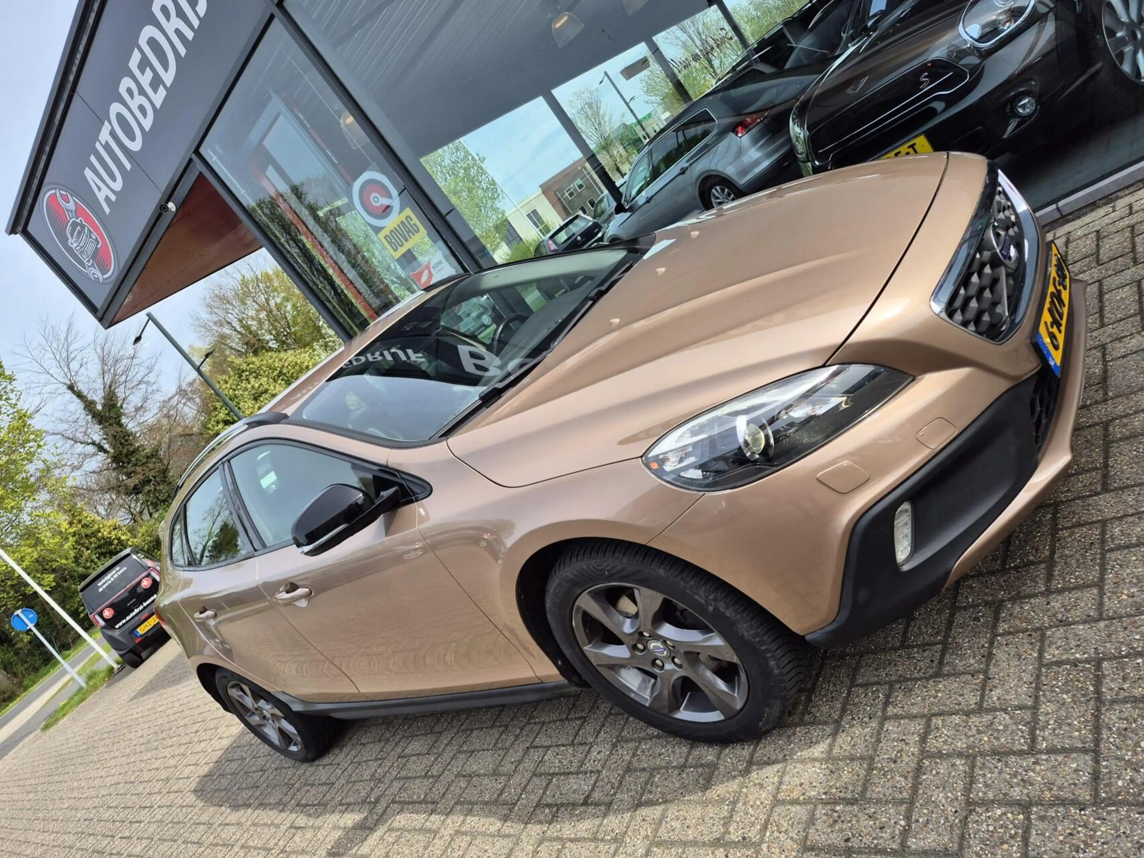 Volvo V40 Cross Country 1.6 T4 Momentum — photo 10