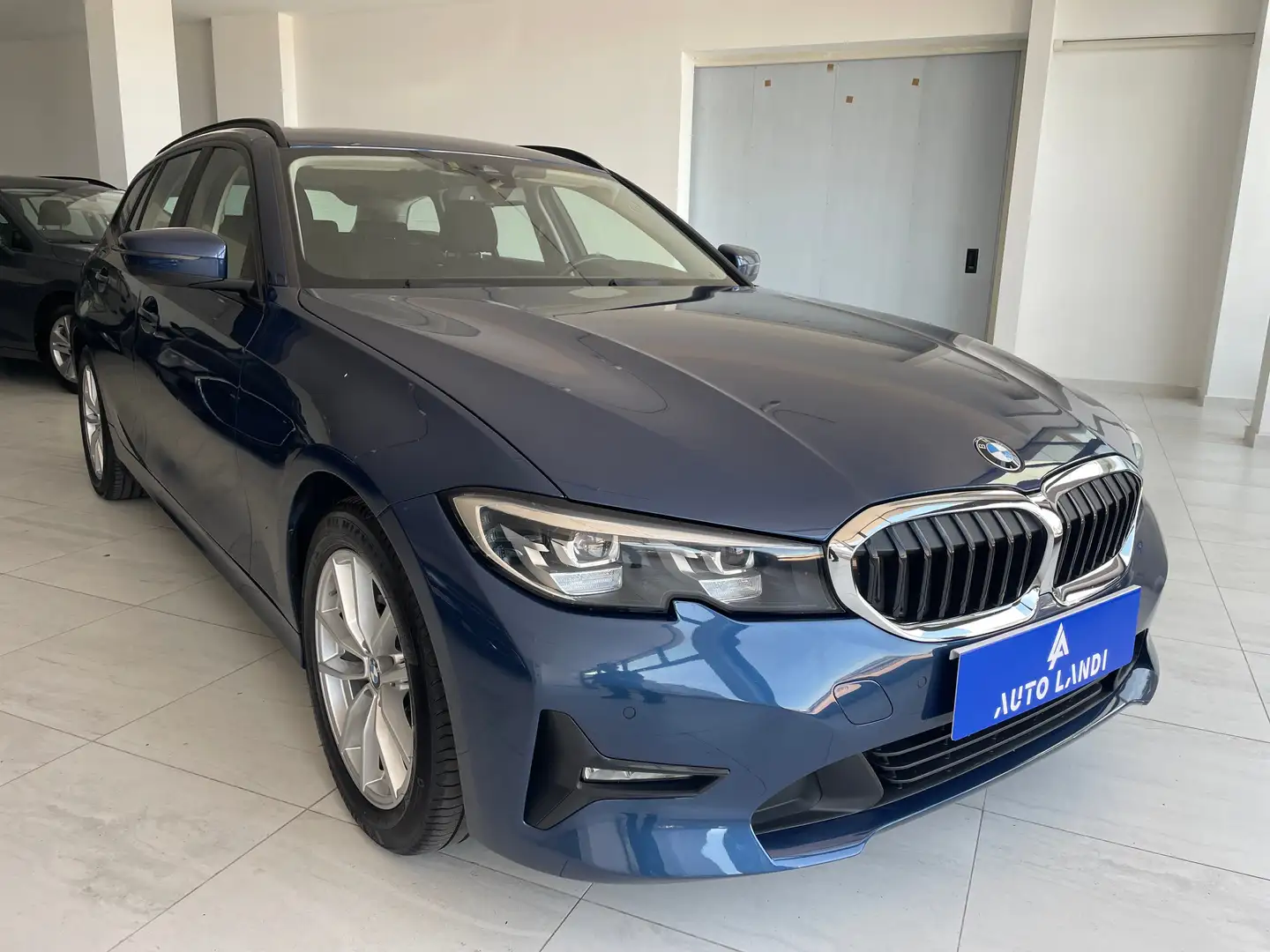 BMW 320 320d Touring xdrive Business Advantage auto Синій - 2