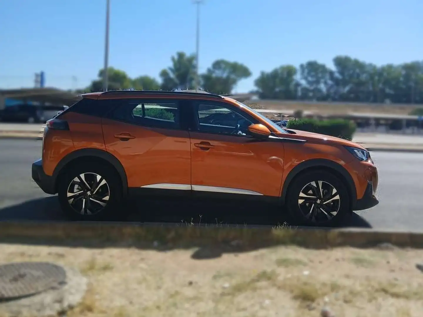 Peugeot 2008 Allure BlueHDI 100 S&S BVM6 Naranja - 2