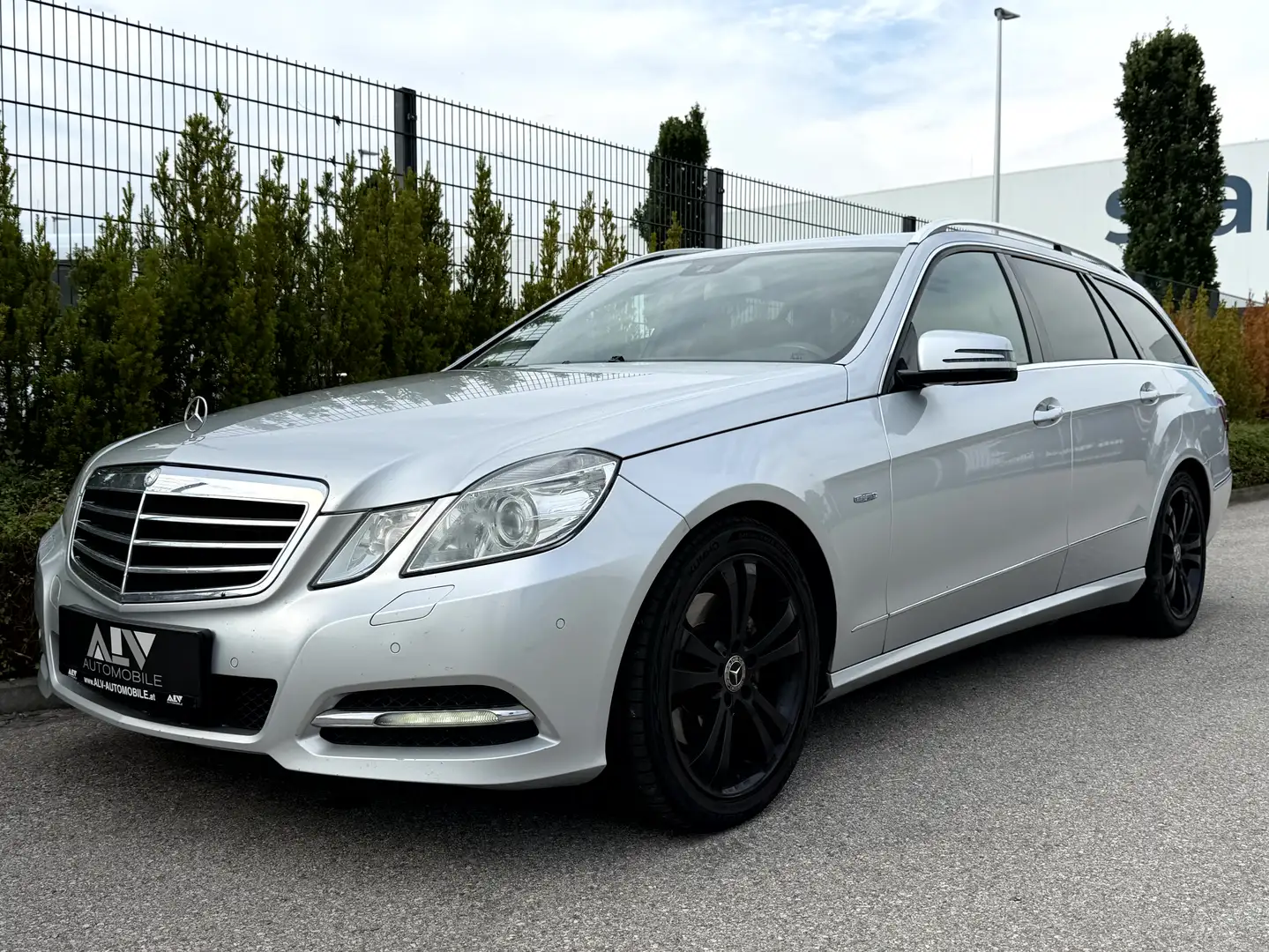 Mercedes-Benz E 300 CDI V6 BlueEfficiency Automatik Grau - 1
