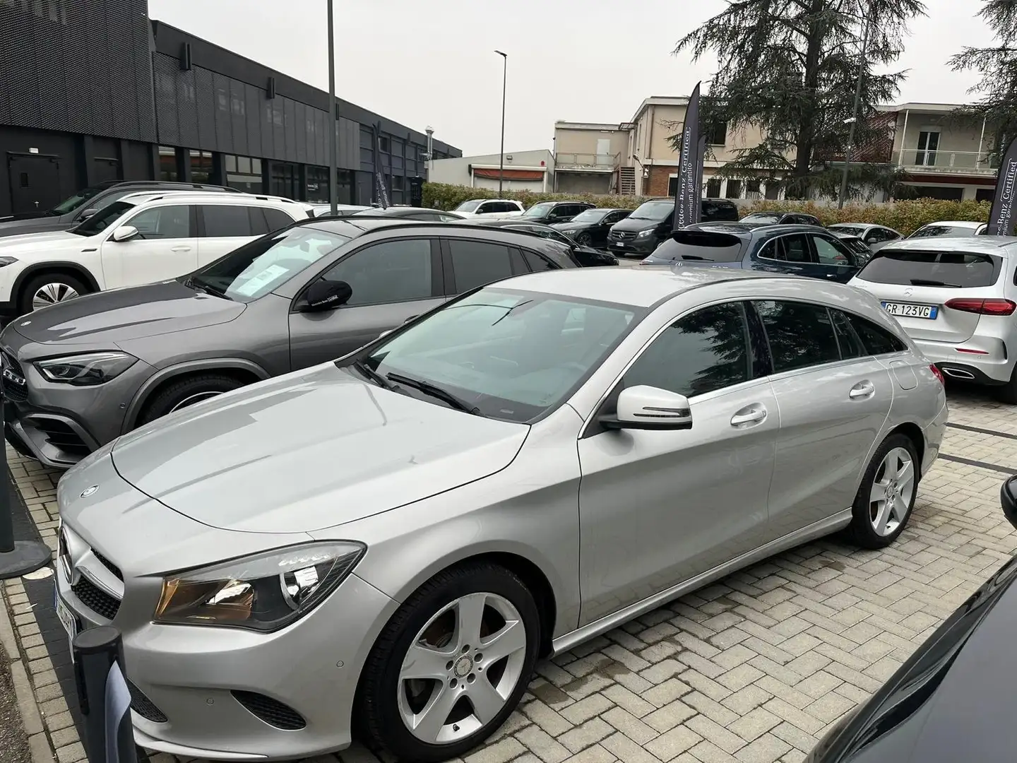 Mercedes-Benz CLA 180 CLA Shooting Brake 180d Business auto Gris - 1