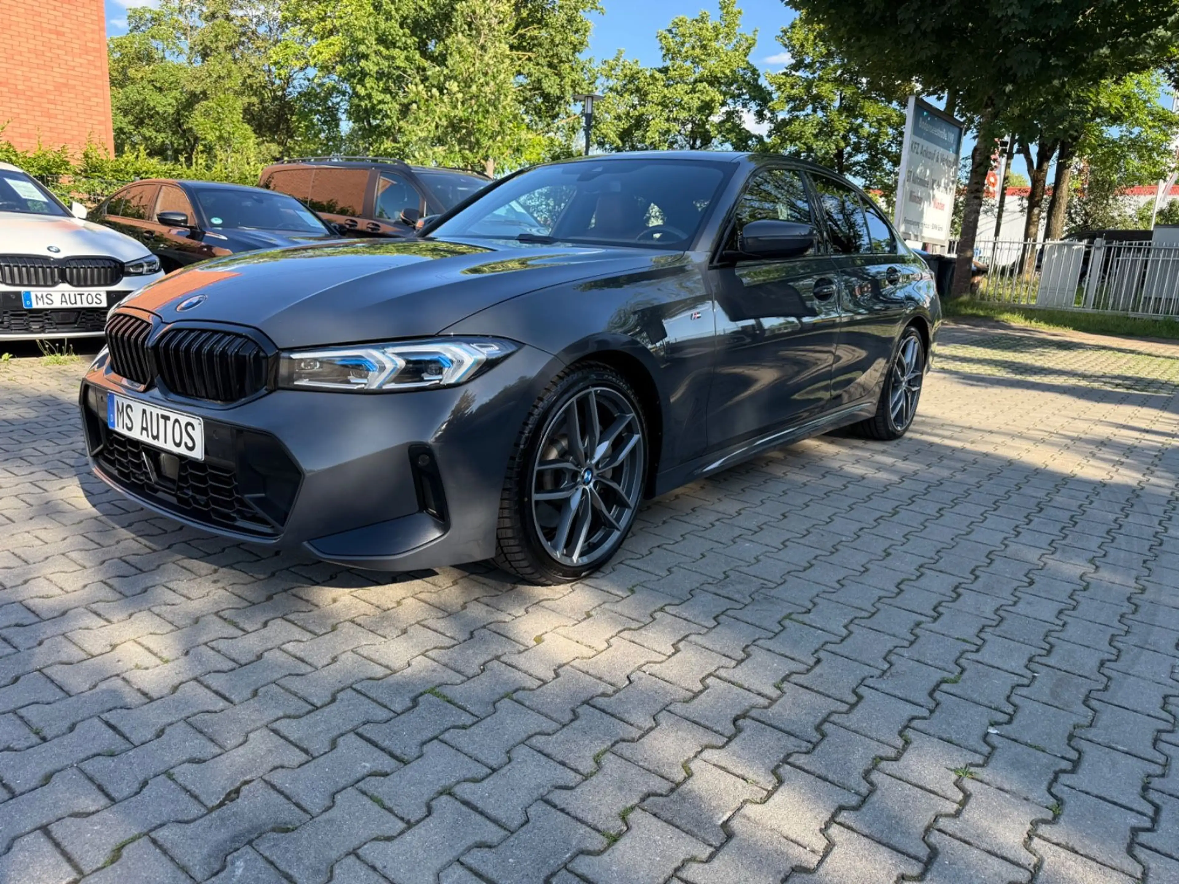 BMW 330 d xD*M-Sport*Glasdach*Head-Up*Standheizung