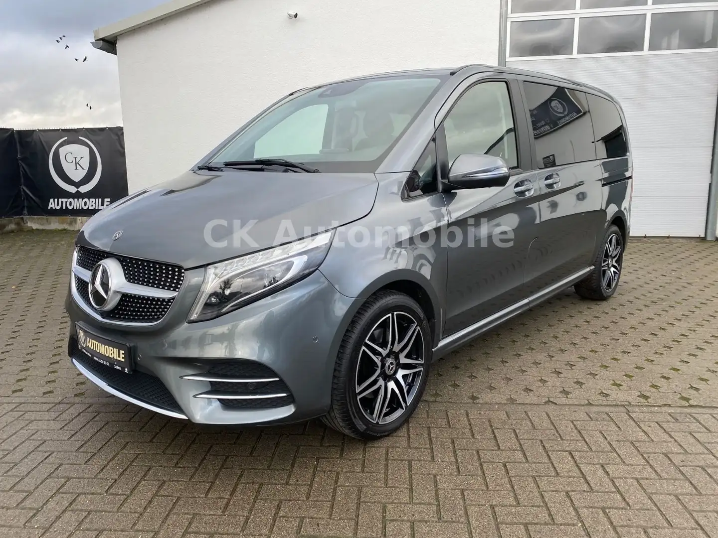 Mercedes-Benz V 300 d 4Matic Kompakt/AMG-Line/8 Sitze/360°/AHK Grau - 1