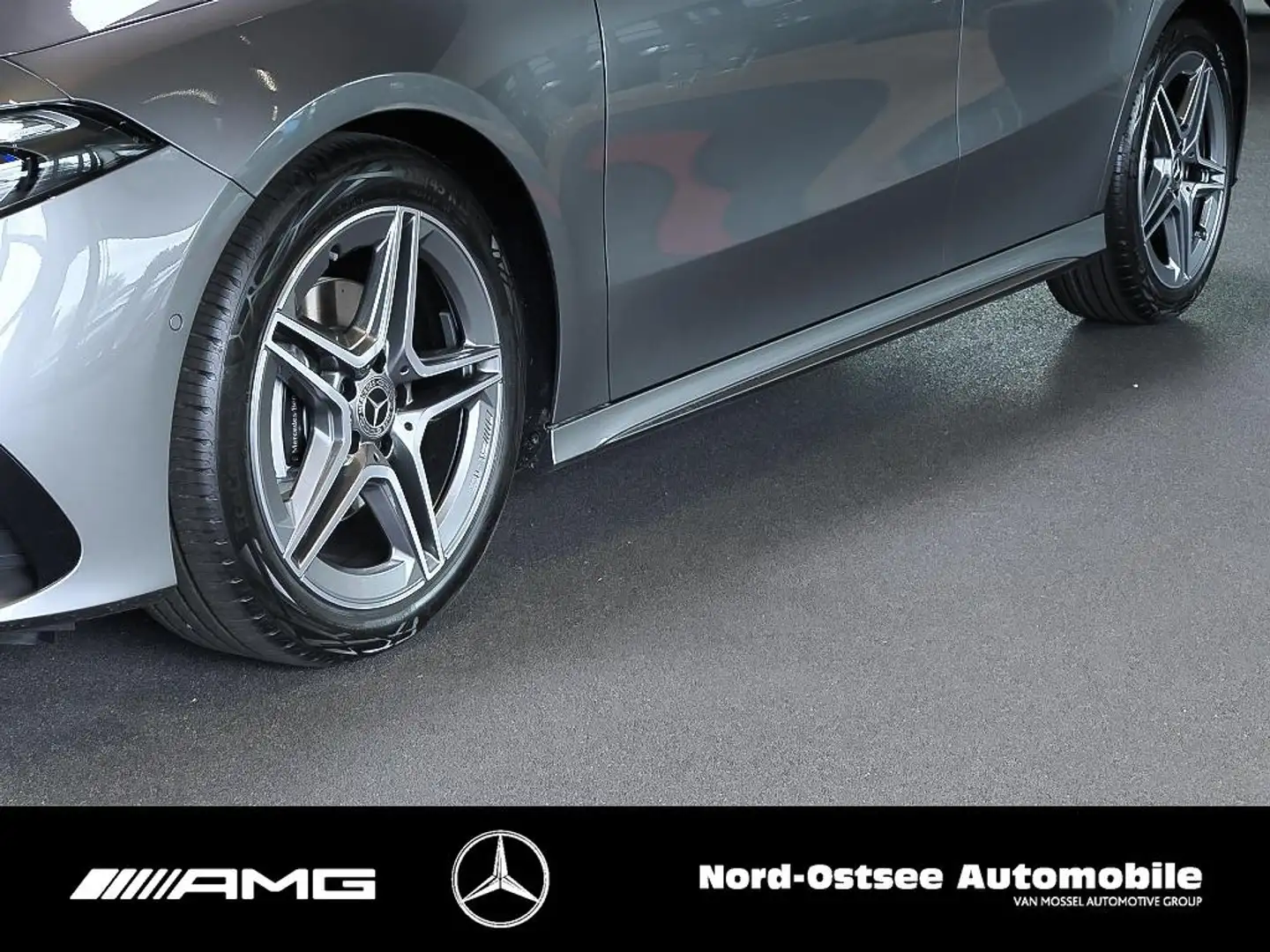 Mercedes-Benz A 180 AMG PANO MULTIBEAM DISTRONIC KEYLESS Grau - 2