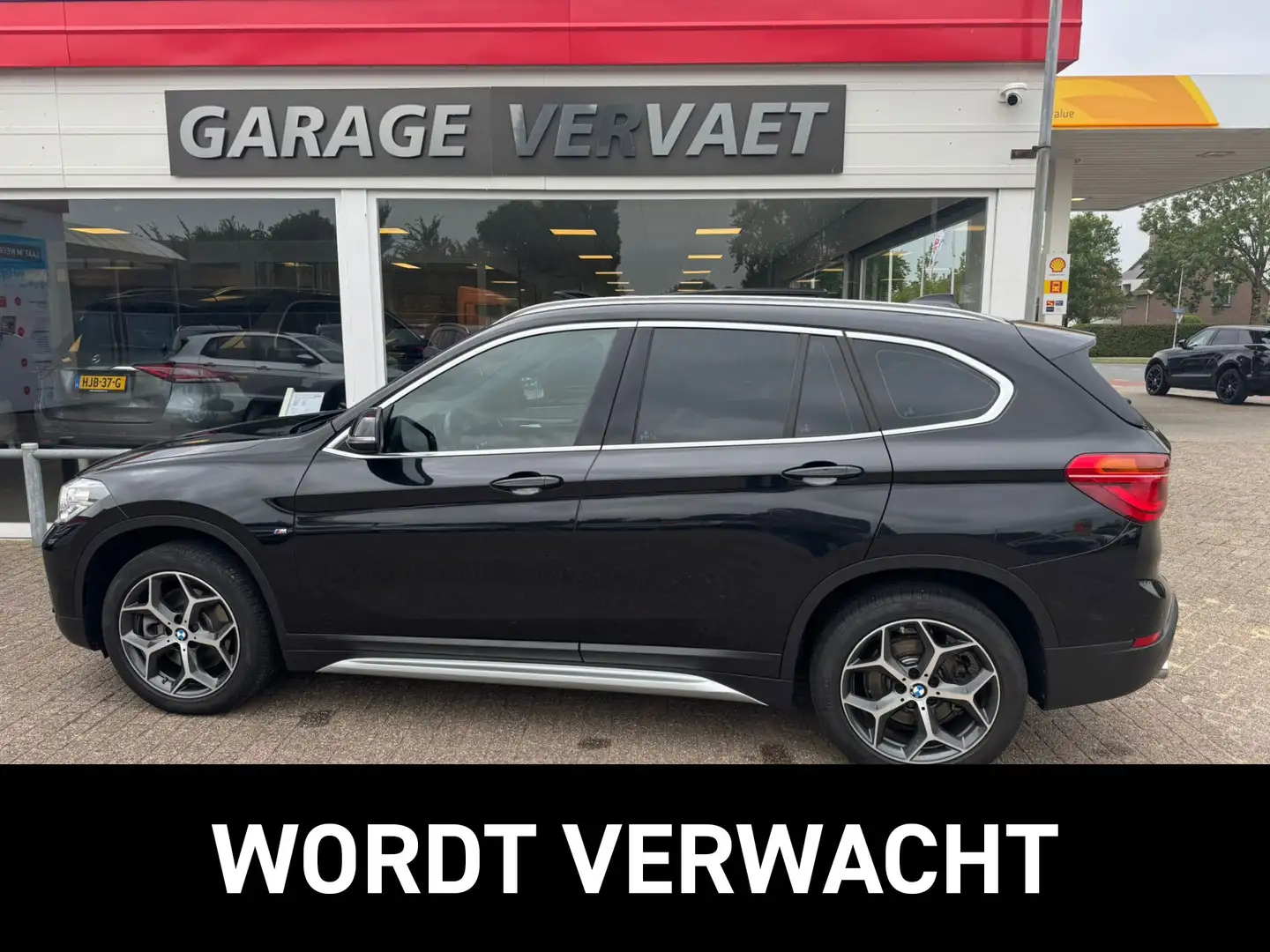 BMW X1 sDrive20i High Executive Zwart - 1