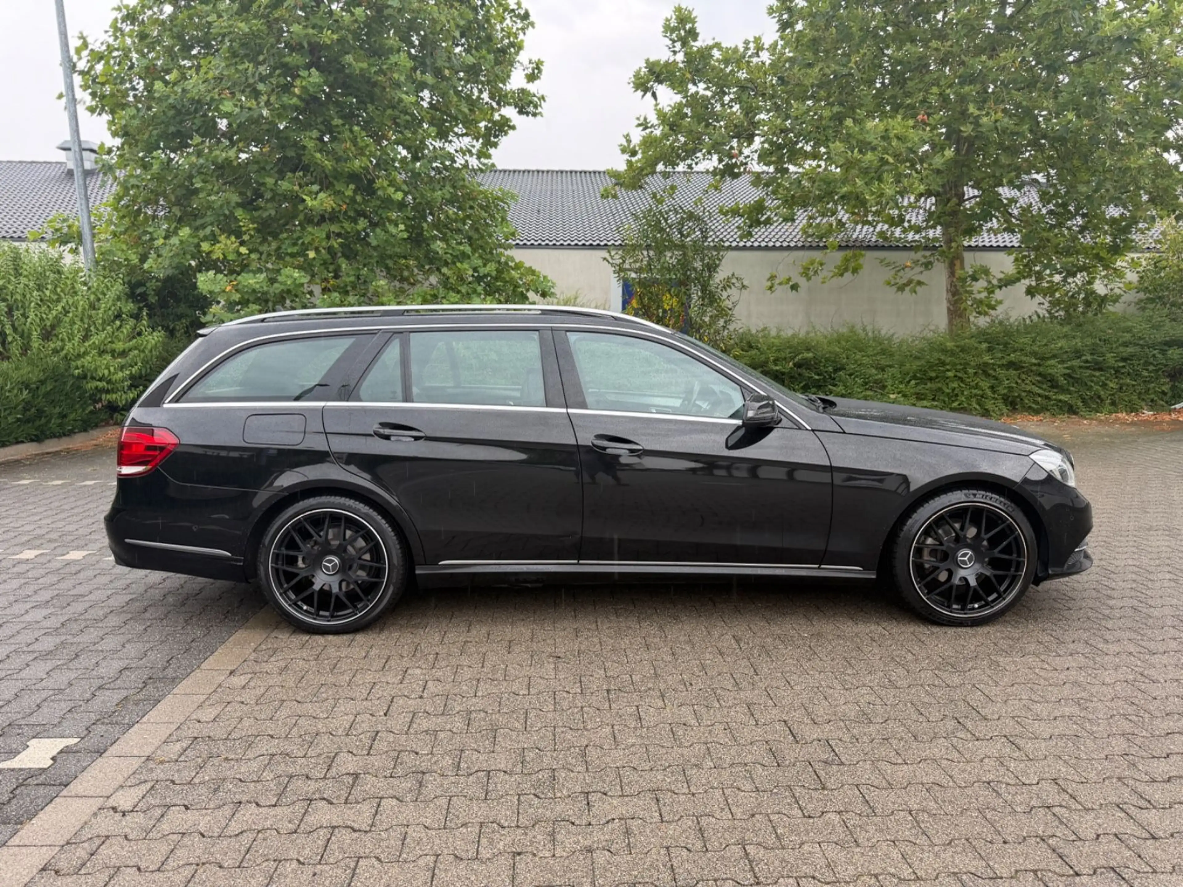 Mercedes-Benz E 200 E200 CDI BlueTec Navi Schiebedach LED Teilleder — photo 3