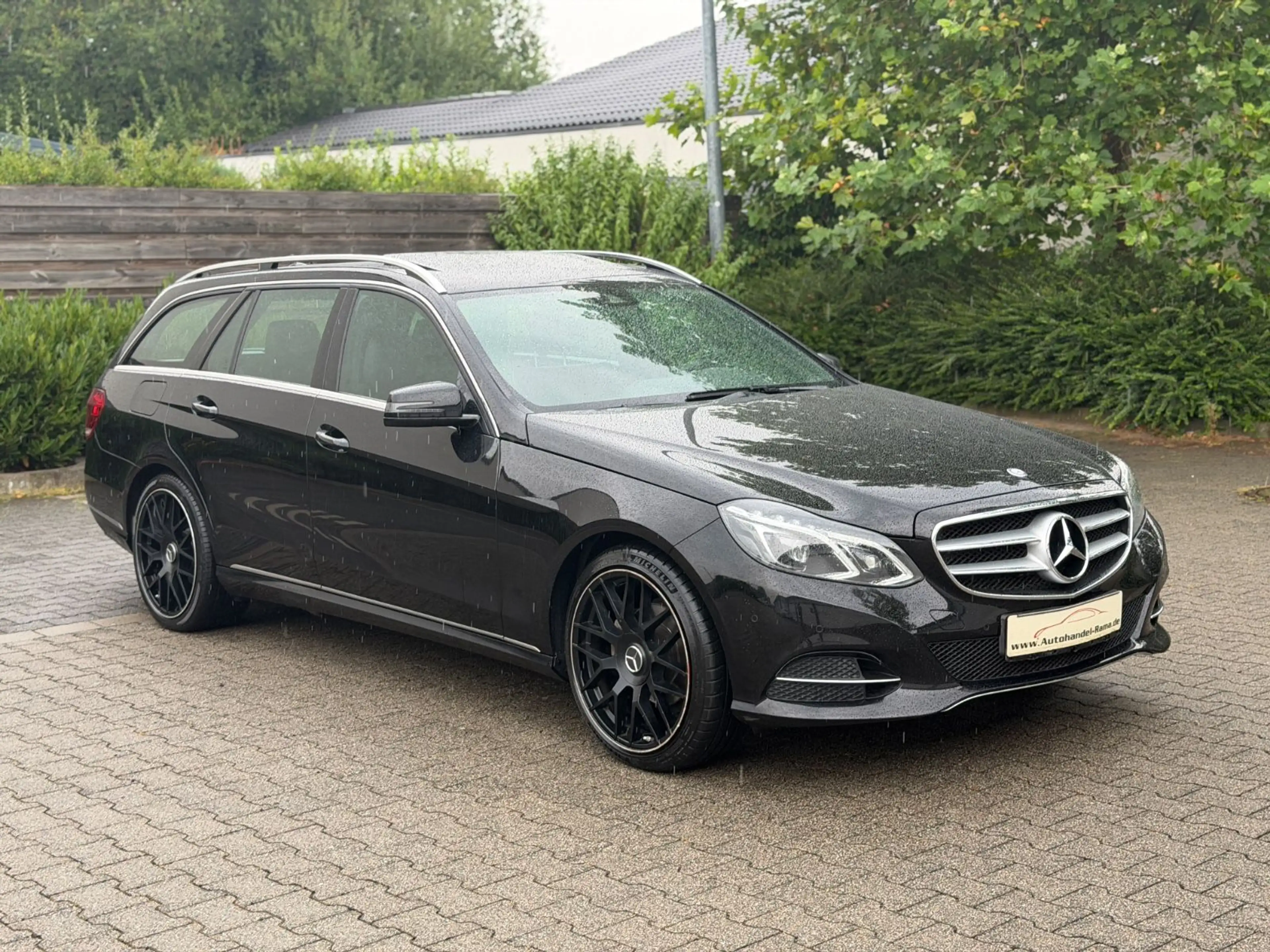 Mercedes-Benz E 200 E200 CDI BlueTec Navi Schiebedach LED Teilleder