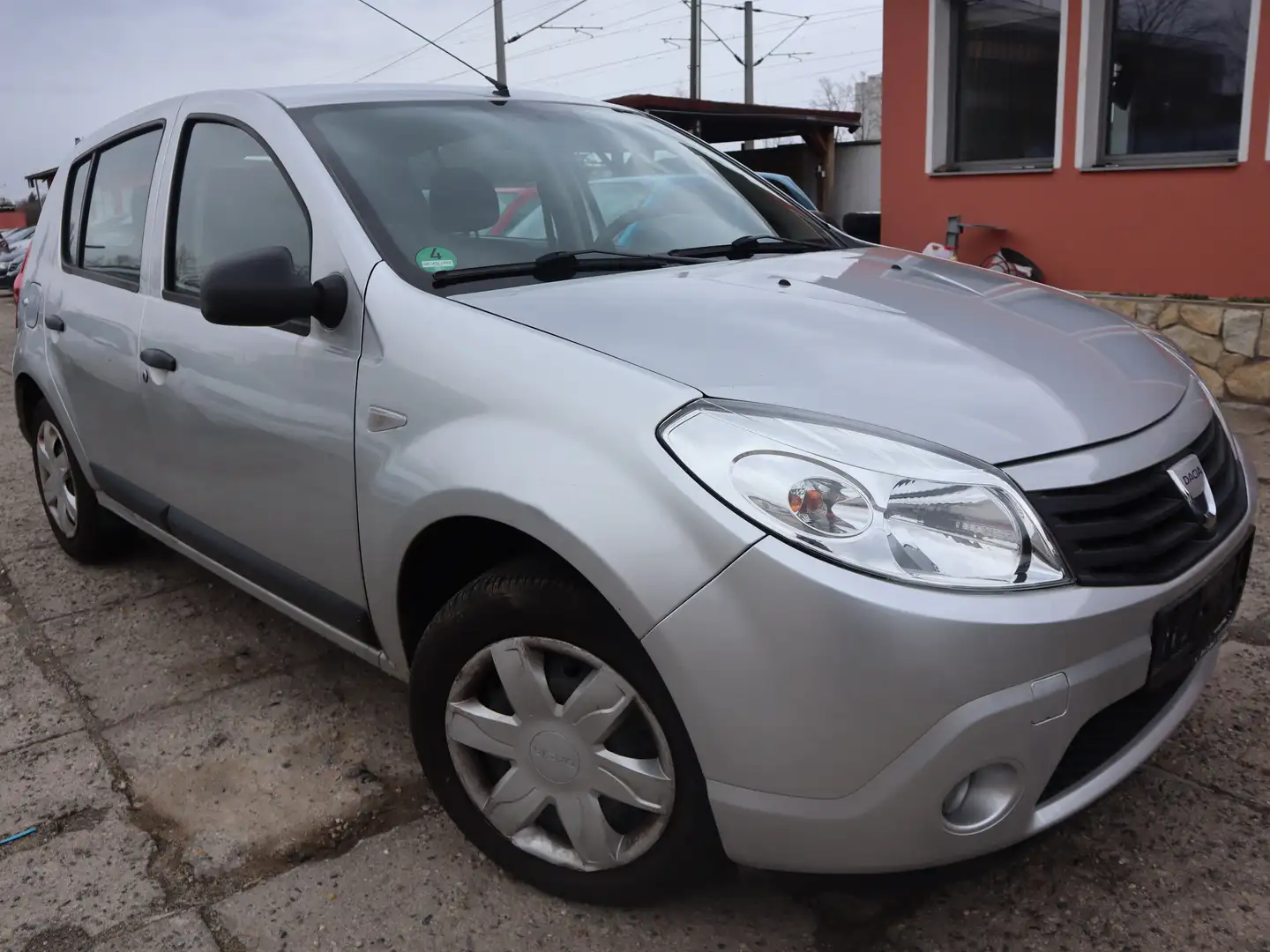 Dacia Sandero Eco1,2 Ltr. - 63 kW 16V Silber - 1