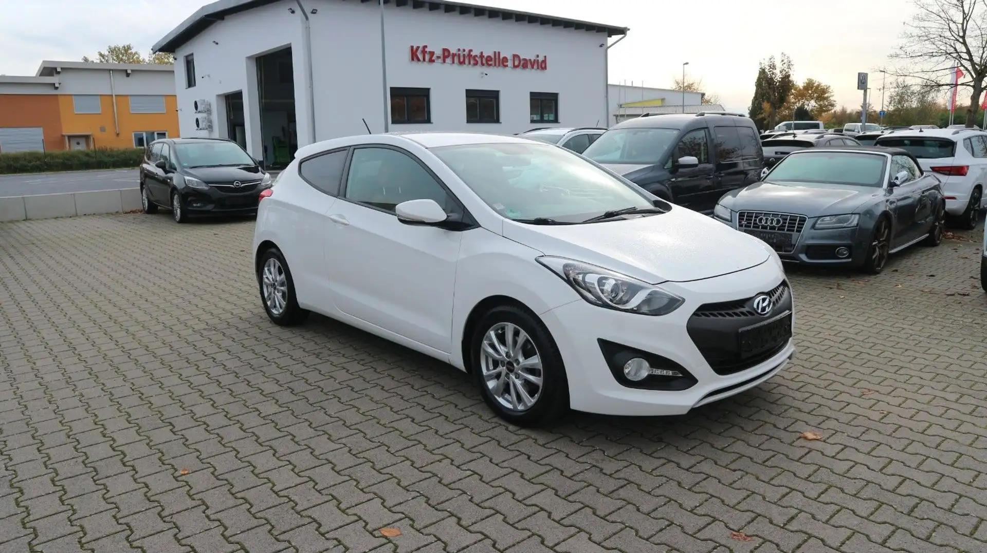 Hyundai i30 1.6 GDI Coupe Design*1-Hand*Xenon*HU/AU neu* Weiß - 2