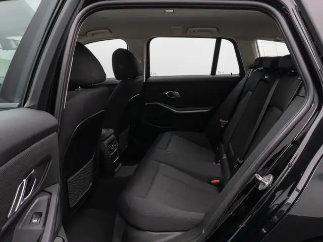 BMW 3 Series view 26
