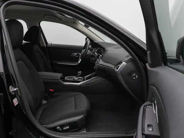 BMW 3 Series view 25
