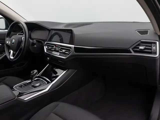 BMW 3 Series view 24