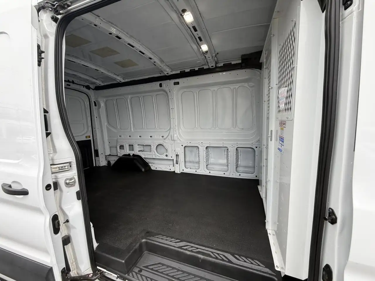 Ford Transit Cargo Van снимка Ford Transit Cargo Van
