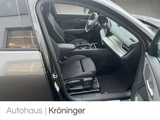 Audi Q3 view 9