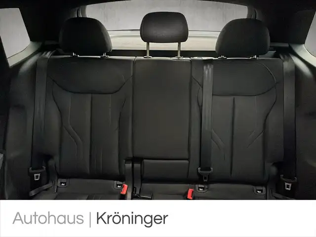 Audi Q3 view 10
