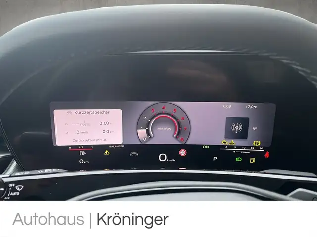 Audi Q3 view 12