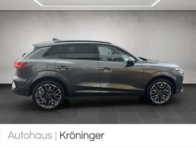 Audi Q3 view 4