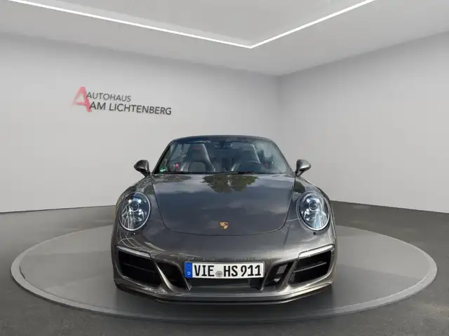 Porsche 911 view 4