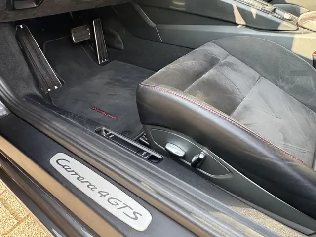 Porsche 911 view 16