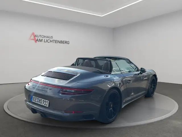 Porsche 911 view 5