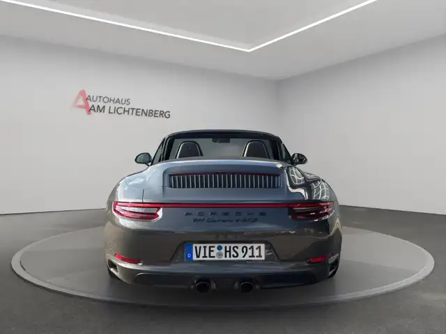 Porsche 911 view 6