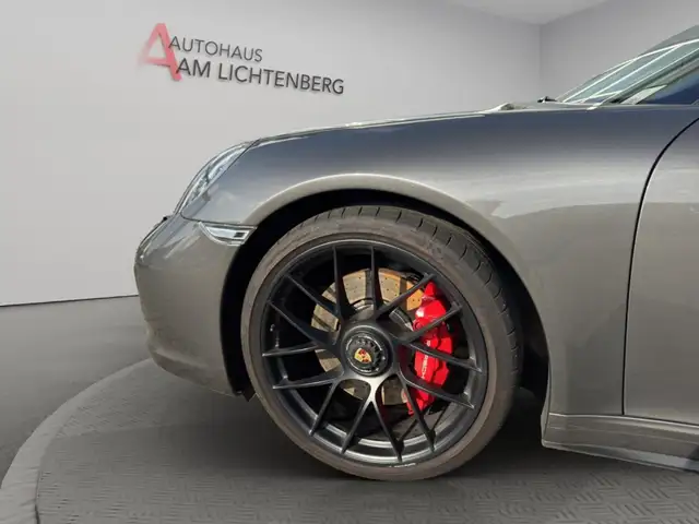 Porsche 911 view 8