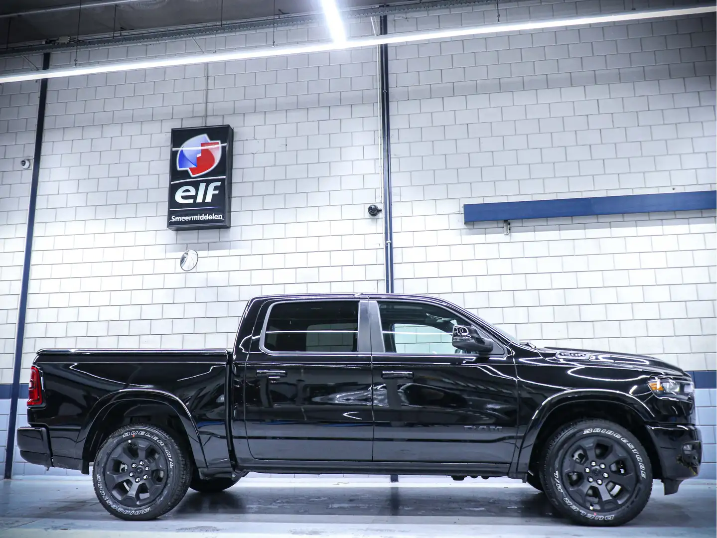 Dodge RAM 1500 Big Horn Night 3.0L l6 420pk 4x4 Crew Cab | B Чёрный - 2