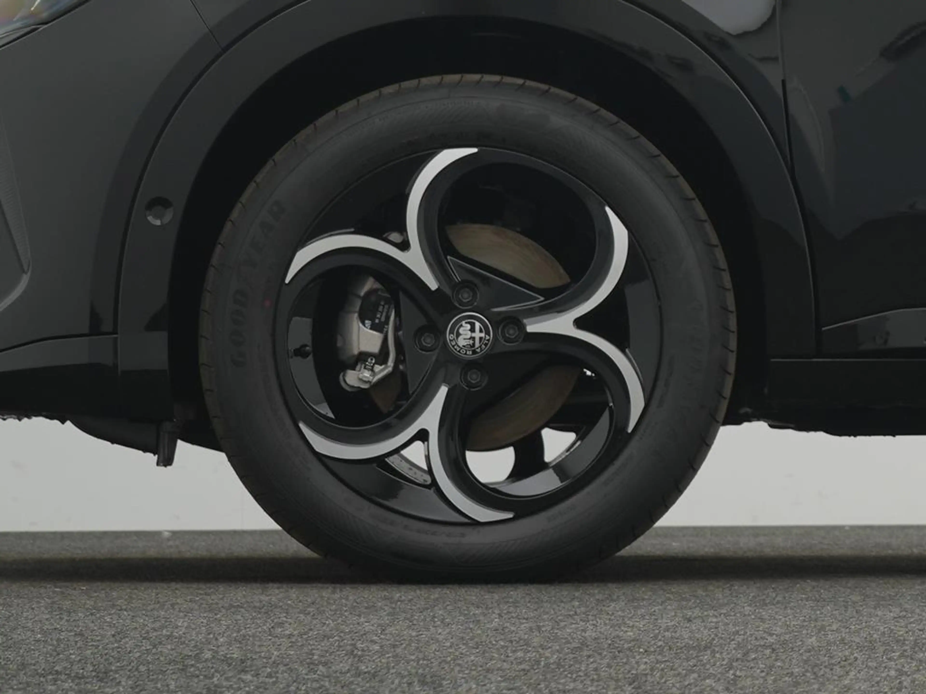 Alfa Romeo Junior Elettrica 115 kW Ti — photo 10