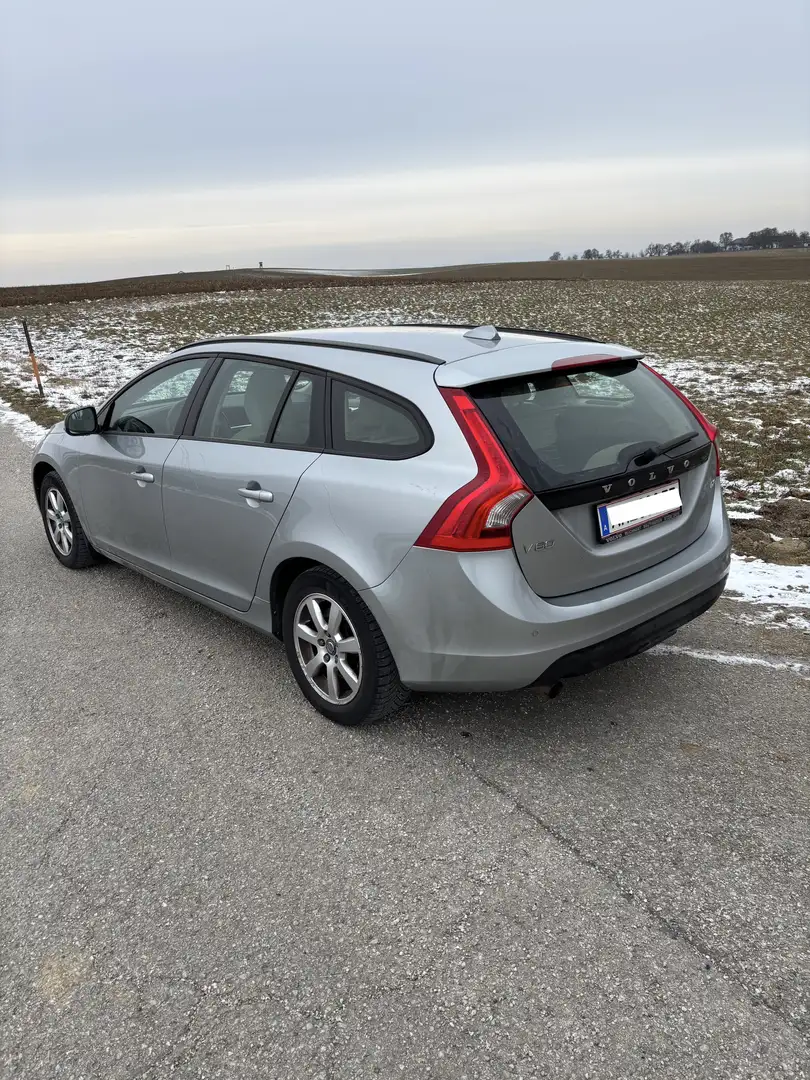 Volvo V60 Momentum Silber - 2