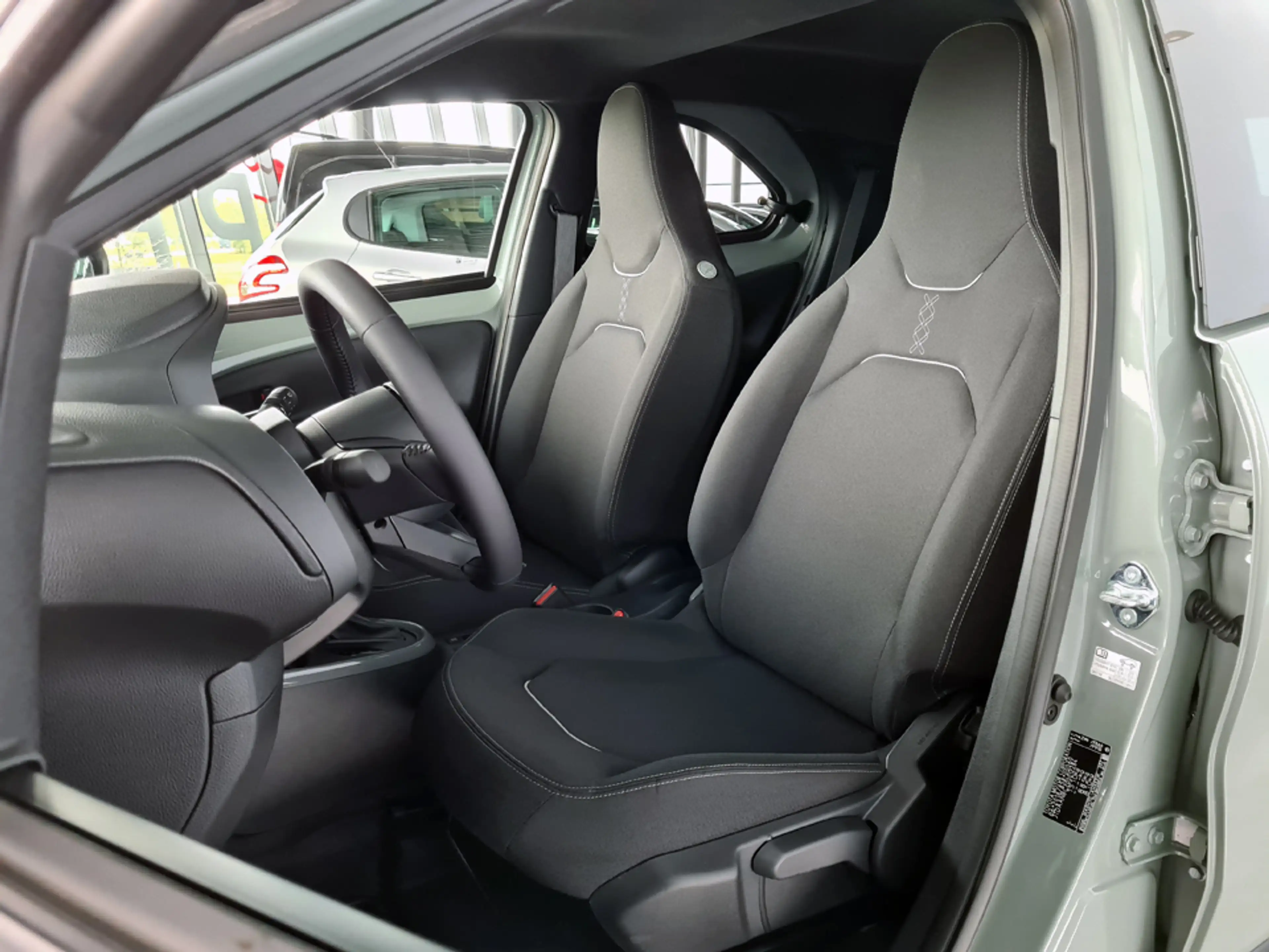 Toyota Aygo X 1.5 Hybrid 115 Teamplayer /Draadloze telefoonoplad — photo 4