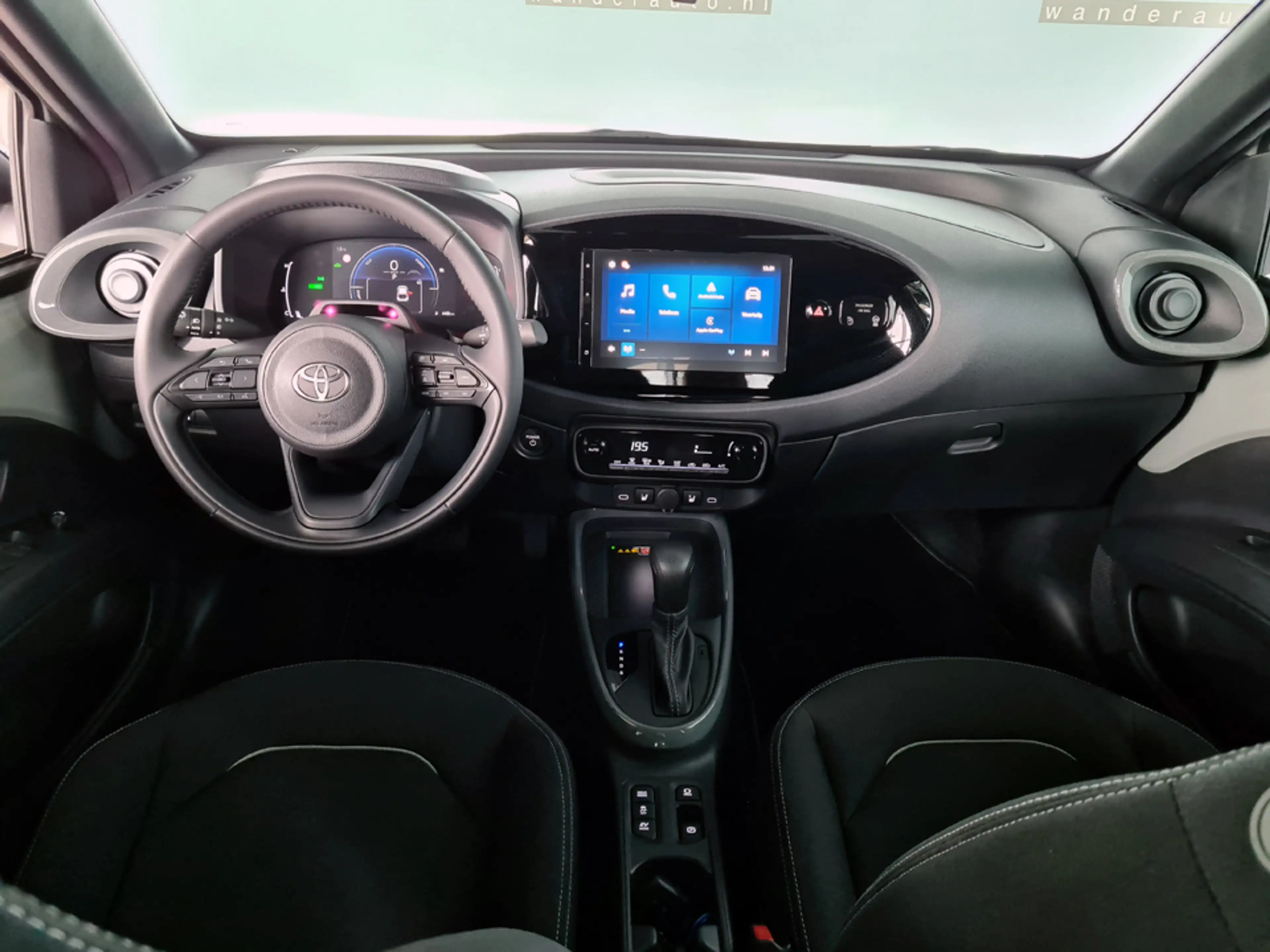 Toyota Aygo X 1.5 Hybrid 115 Teamplayer /Draadloze telefoonoplad — photo 2