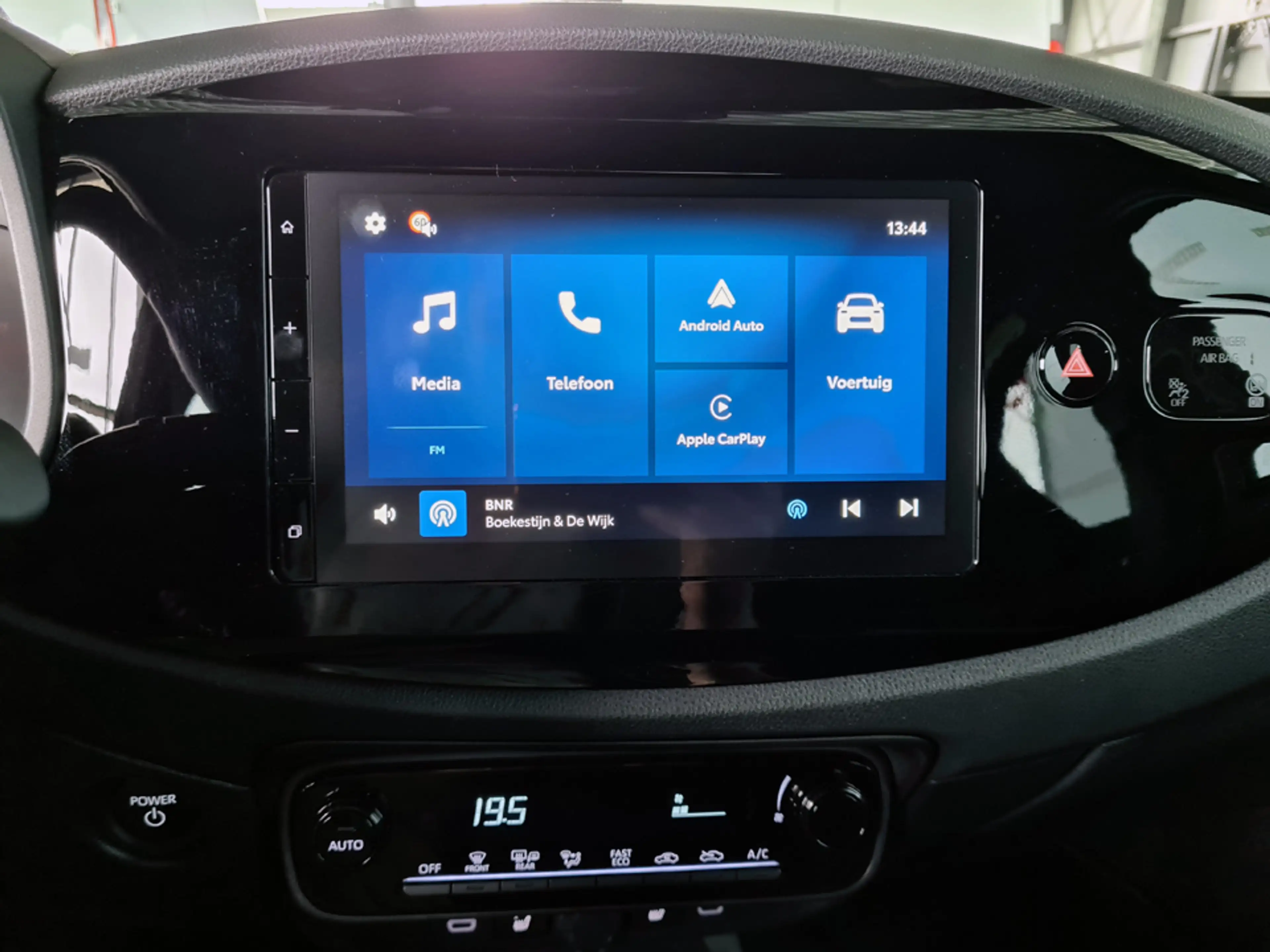 Toyota Aygo X 1.5 Hybrid 115 Teamplayer /Draadloze telefoonoplad — photo 3