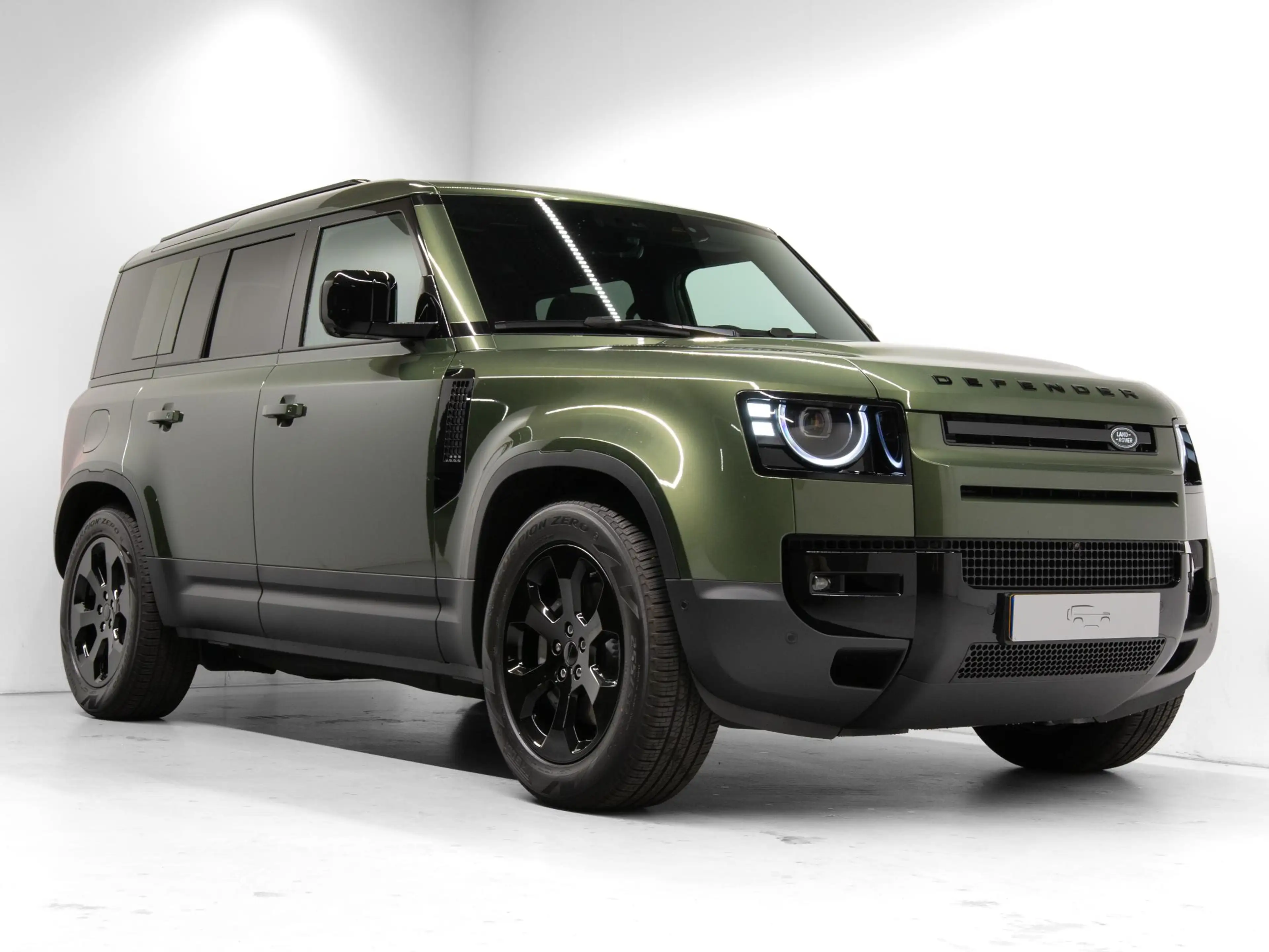Land Rover Defender 110 2.0 P300e 110 Forest Edition Forest Edition — photo 2