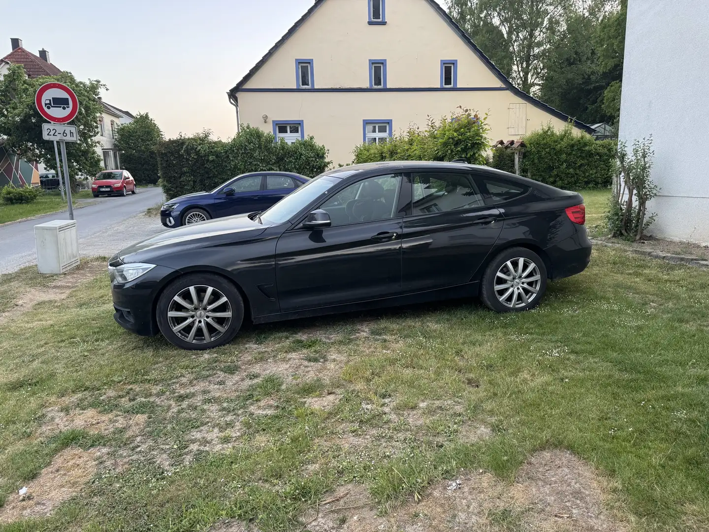 BMW 320 320 d xDrive Advantage Schwarz - 1