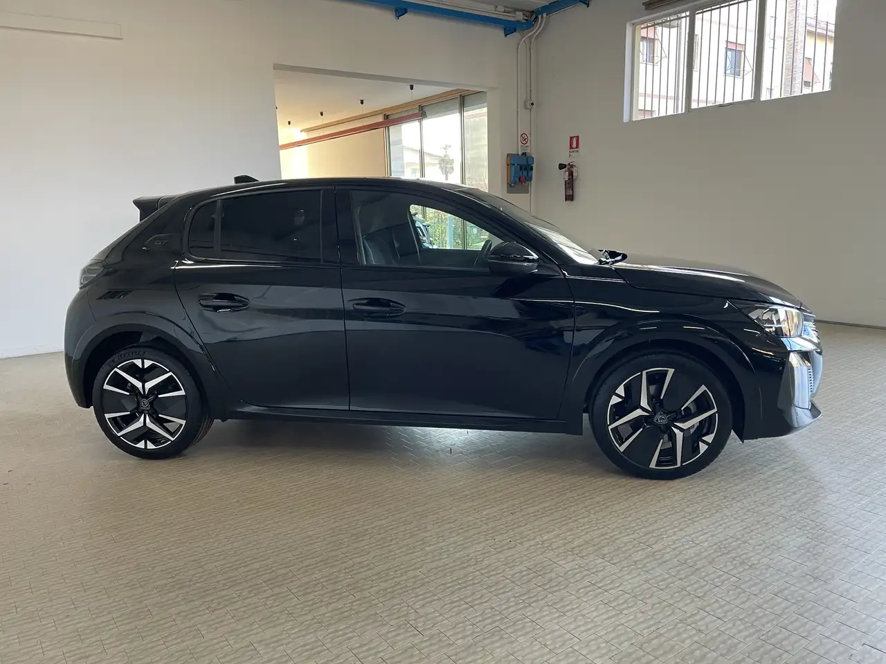 Peugeot 208 1.2 hybrid GT 145cv e-dcs 6 Auto 2025 Nero Perla 9