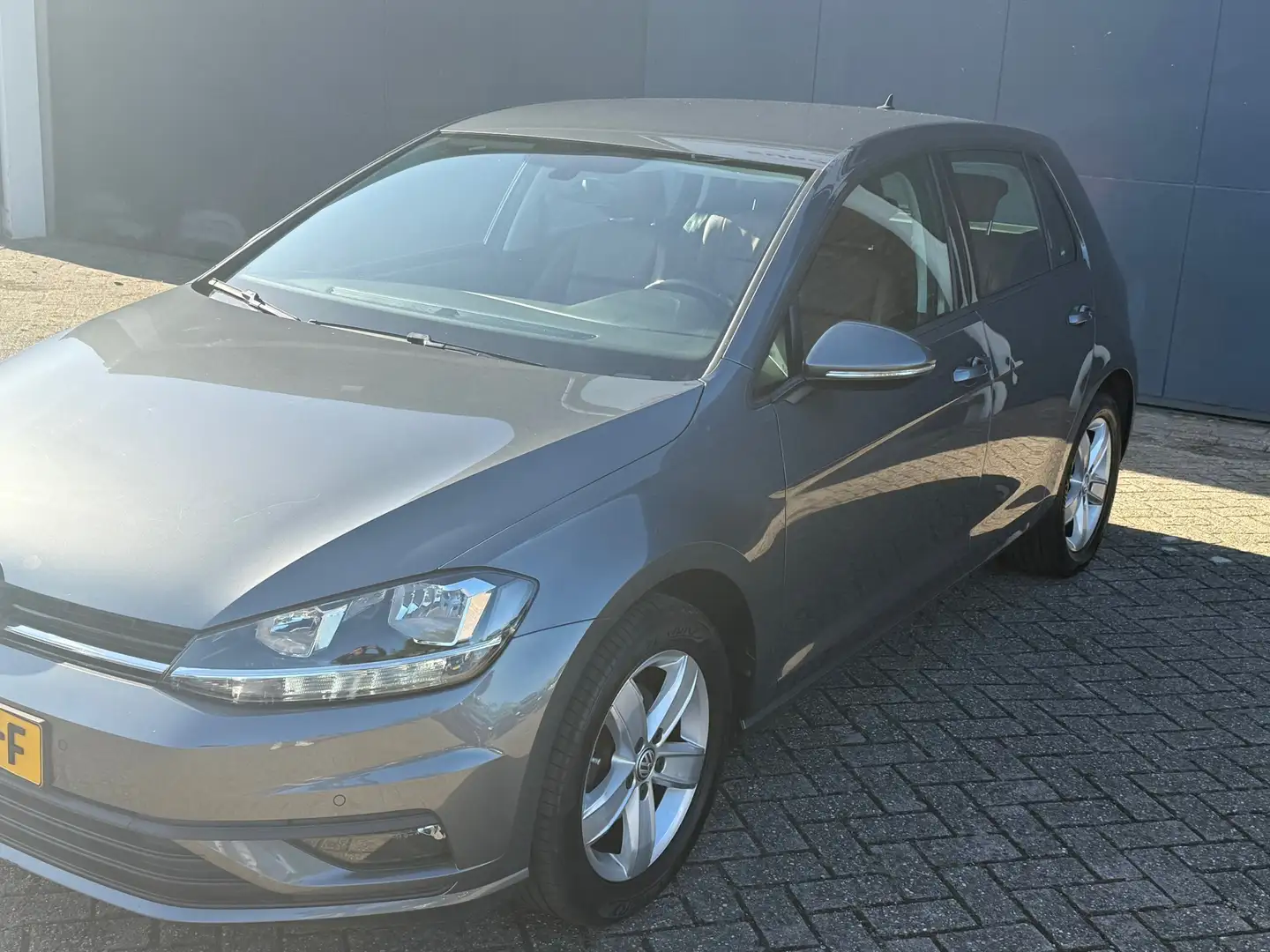 Volkswagen Golf 1.0 TSI Trendline Grau - 2
