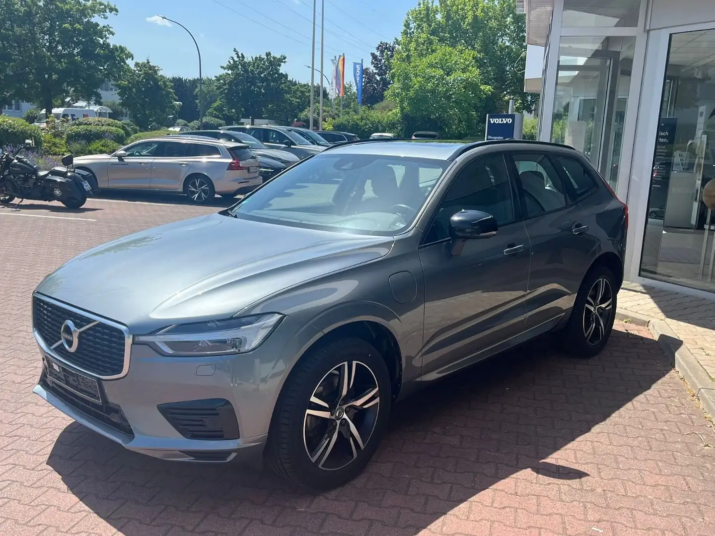 Volvo XC60 T8 AWD Recharge R Design Geartronic Grau - 2