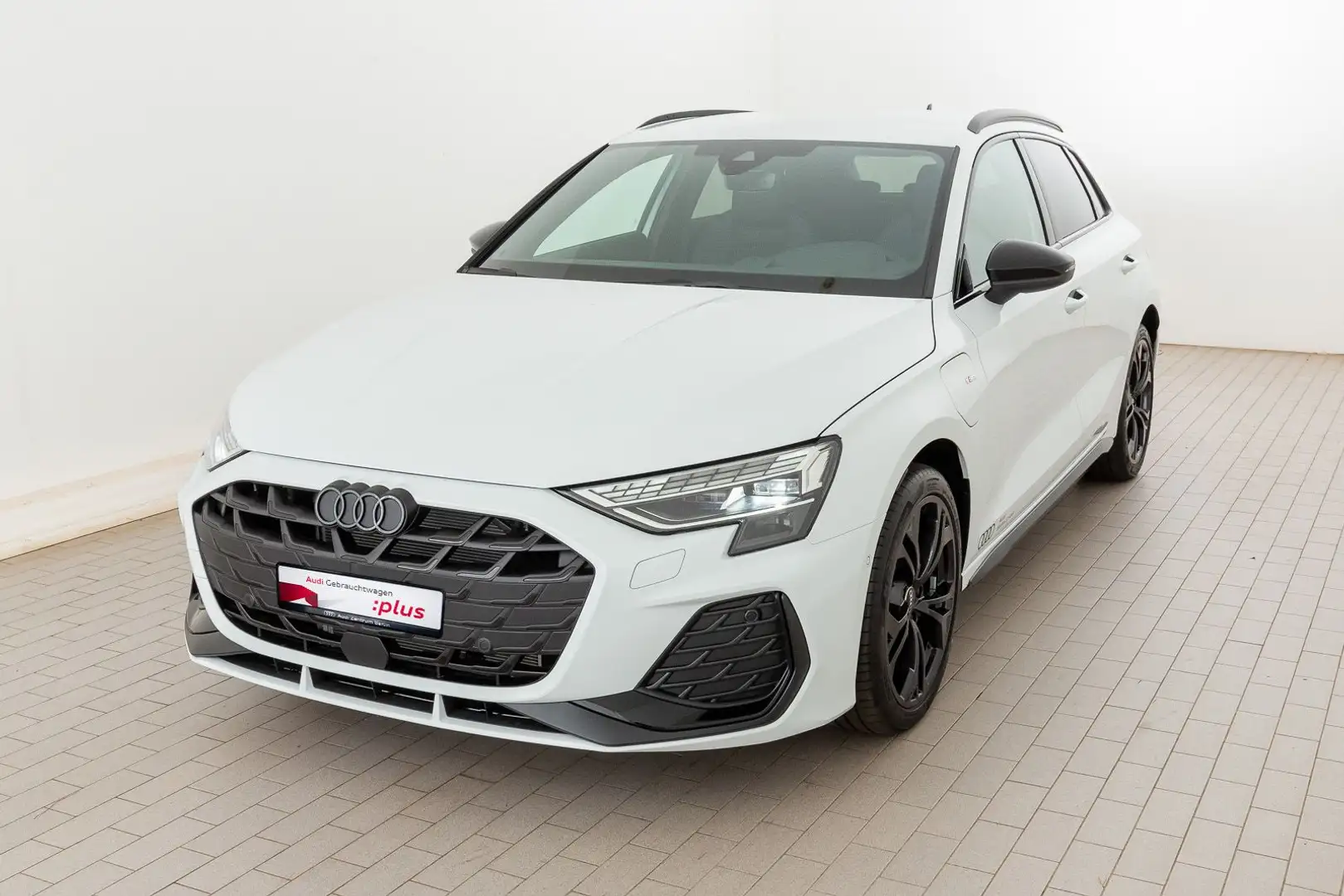 Audi A3 S line 45 TFSI e S tronic Weiß - 2