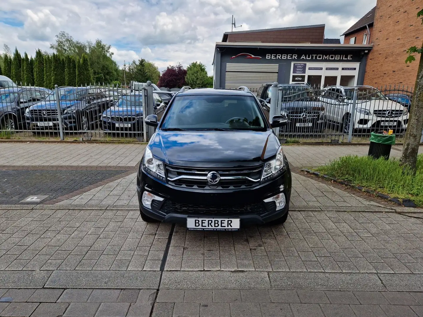 SsangYong Korando 2.0 e-XGi 200 Quartz 2WD*AUTOMATIK*TEMP* Zwart - 2