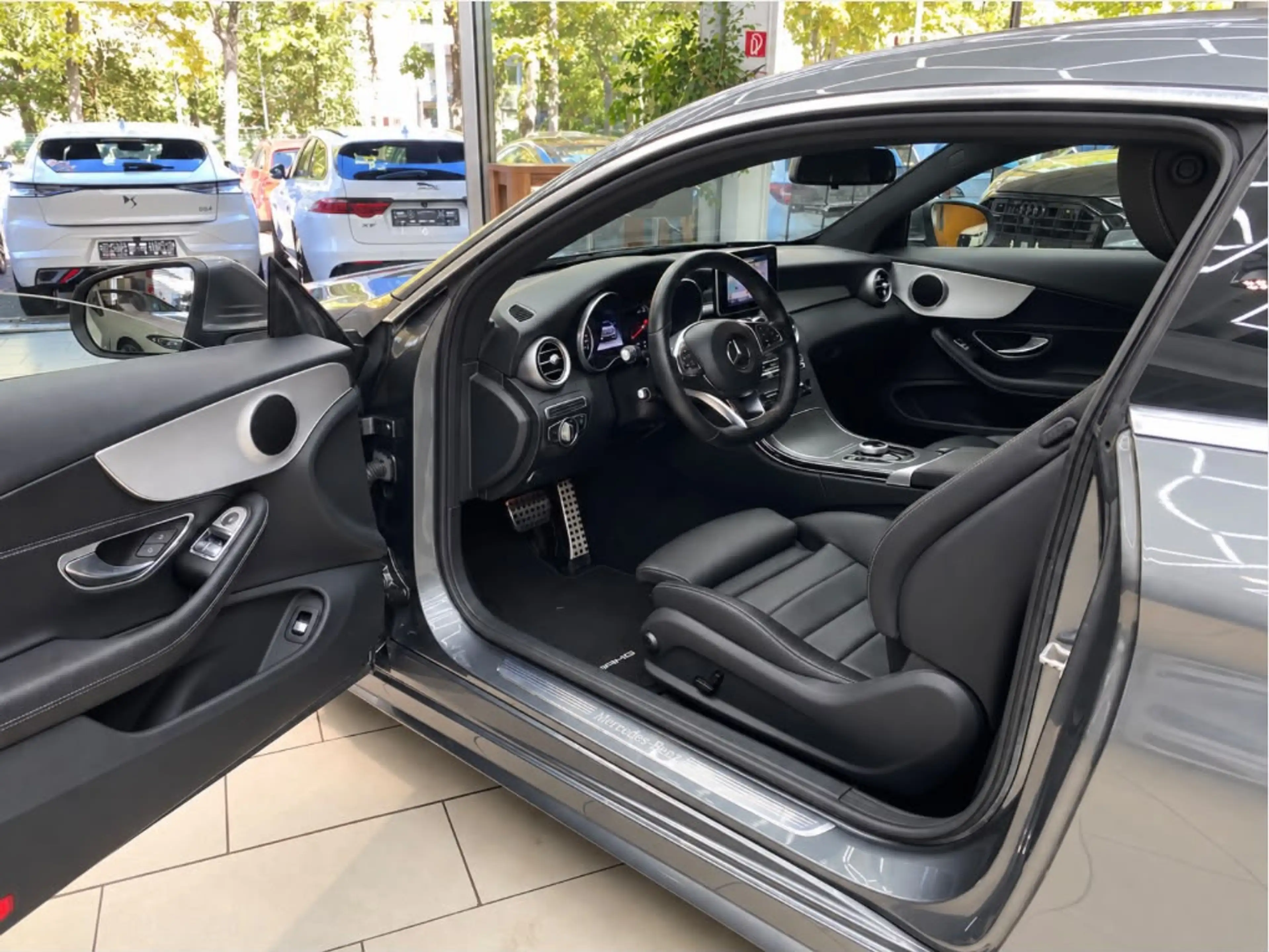 Mercedes-Benz C 180 AMG Line Leder Navi RueFaKa Tempo Keyless PDC S&S — photo 9