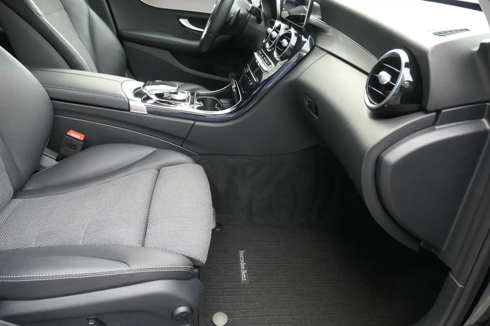 Mercedes-Benz C 220 C-Klasse 9G-TRONIC Avantgarde Top Zustand! Schwarz - 2