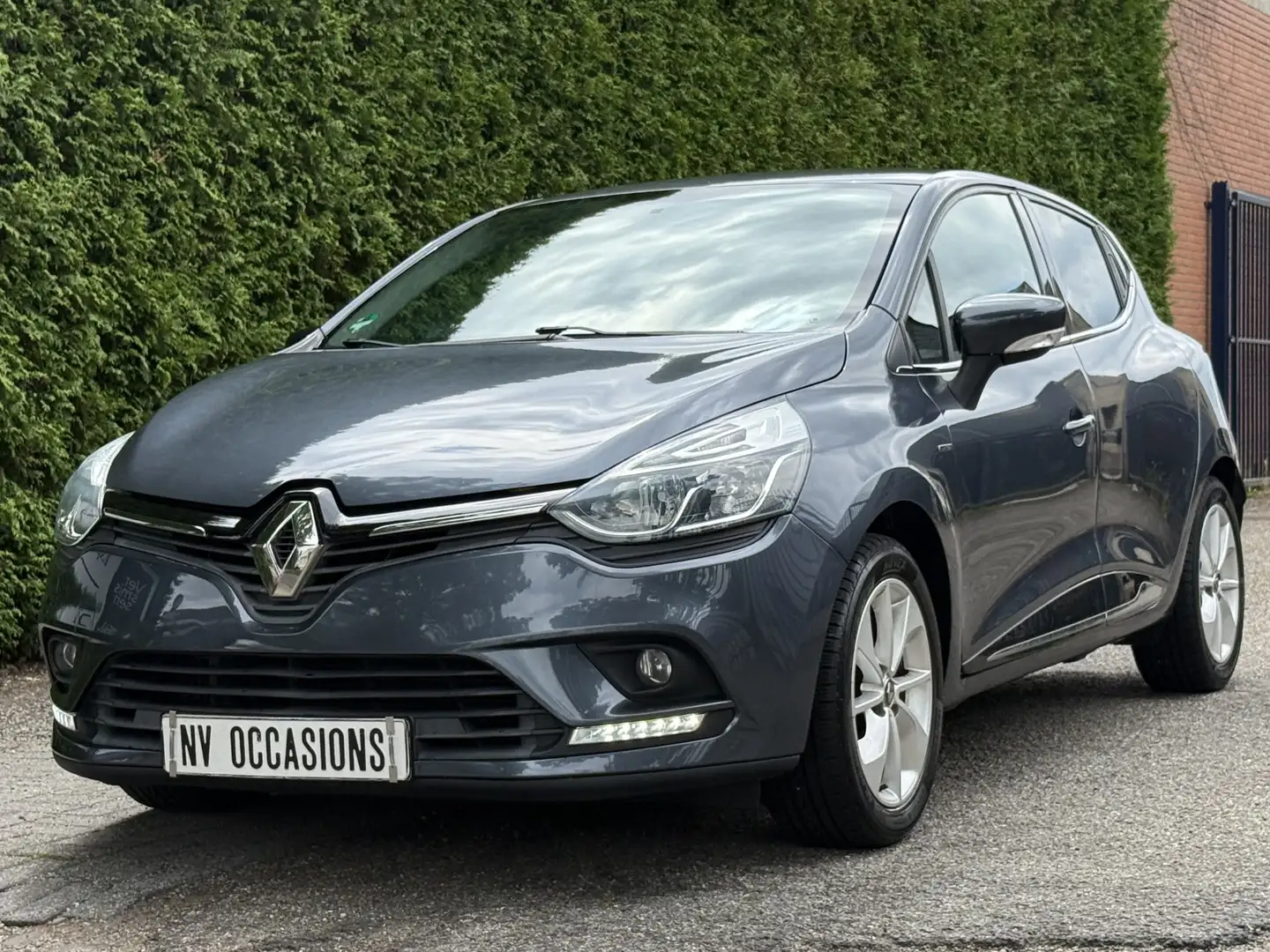 Renault Clio 0.9 TCe Limited PDC/CRUISE/NAVI/NETTE STAAT/NAP/UN Grijs - 2
