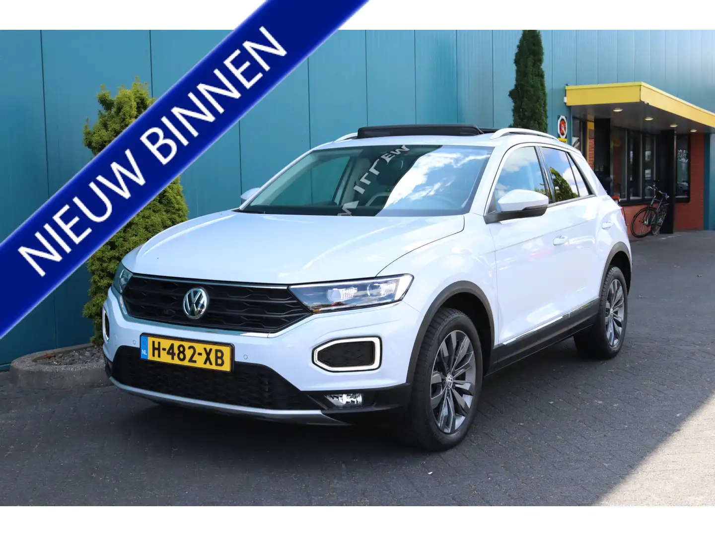 Volkswagen T-Roc 1.5 TSI Sport+ Advance Executive PANO|CARPLAY|TREK Wit - 1