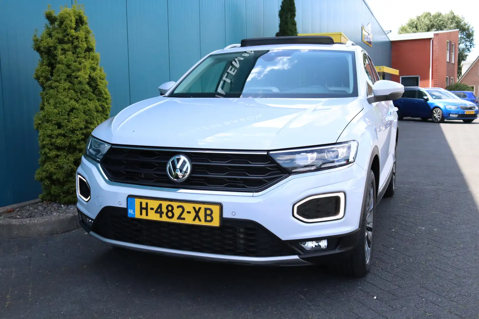 Volkswagen T-Roc 1.5 TSI Sport+ Advance Executive PANO|CARPLAY|TREK Wit - 2