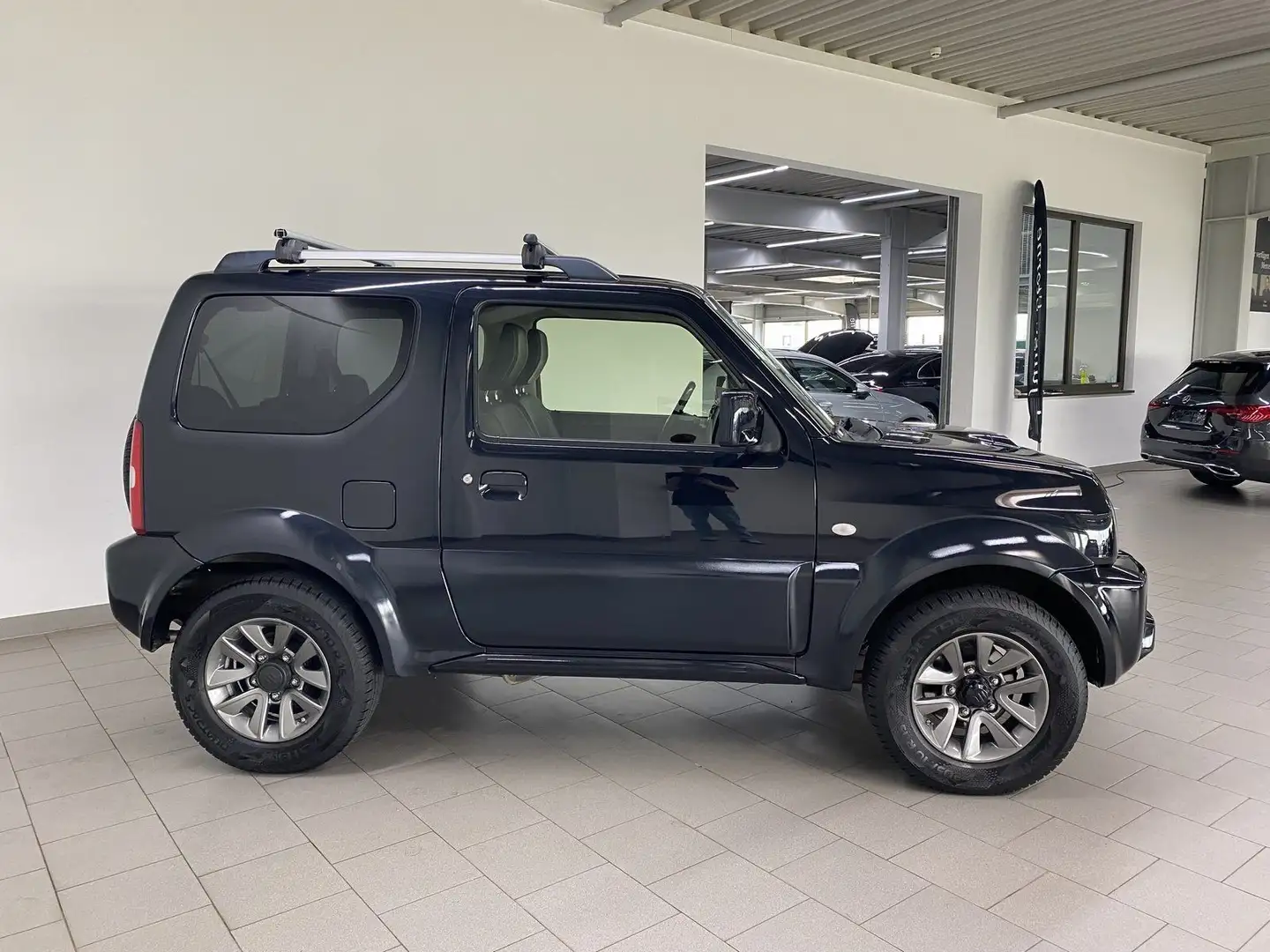Suzuki Jimny 4WD+STYLE+SITZHEIZUNG+DACHRELING+KLIMA+ABS Schwarz - 2