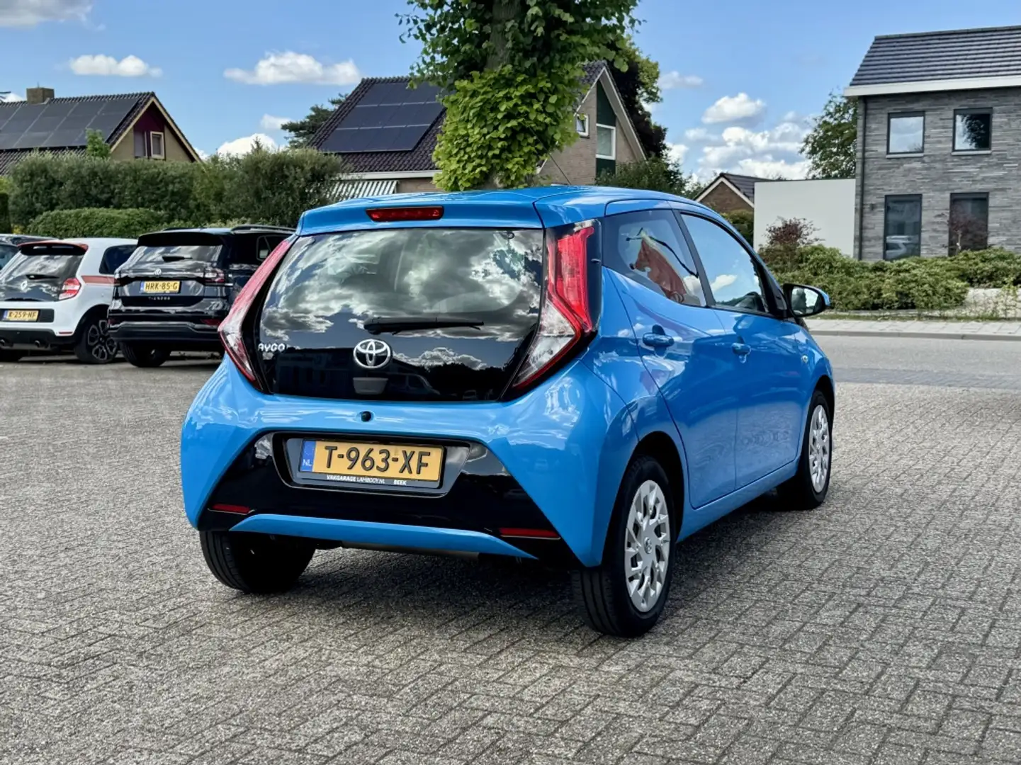 Toyota Aygo 1.0 VVT-i x-play Automaat Camera Carplay Blauw - 2
